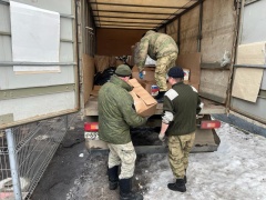 Глава района совместно с Главой Администрации городского поселения Александром Тощигиным передали от района продукты питания и средства личной гигиены бойцам спецподразделений регионального управления Росгвардии