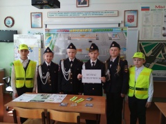            Кадеты по профилю Госавтоинспекции школы № 2 проводят профилактические занятия с юными велосипедистами.