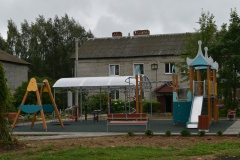 Глава района проверил ход работ по благоустройству детского пространства на улице Труфанова