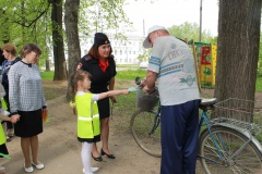 Сотрудники Госавтоинспекции и педагоги напоминают родителям о безопасности детей на проезжей части.