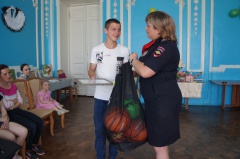           Сотрудники Госавтоинспекции поздравили ребят из подшефного детского дома с началом летних каникул.