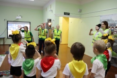 О необходимости использования световозвращающих элементов участникам дорожного движения напомнили дети и родители.