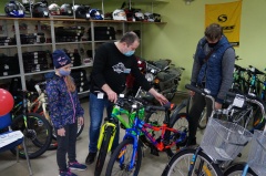          Госавтоинспекторы напоминают правила дорожного движения юным велосипедистам