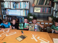 Футбол на книжной полке.