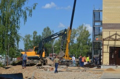 Андрей Забаев совместно с директором департамента строительства Ярославской области Виктором Жучковым вновь проверили ход строительства центра дополнительного образования «Лидер»