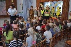 Ребята из отряда ЮИД провели праздник для дошкольников, посвященный изучению Правил дорожного движения.