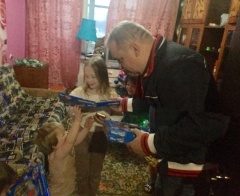 Глава района вручил подарки детям из малоимущих и многодетных семей.