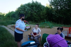 Инспекторы ГИБДД продолжают напоминать о безопасности дорожного движения в летний период.