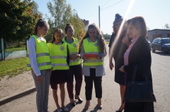 Госавтоинспекторы напоминают о важности соблюдения Правил дорожного движения вблизи образовательных учреждений, применяя сигнальное громкоговорящее устройство